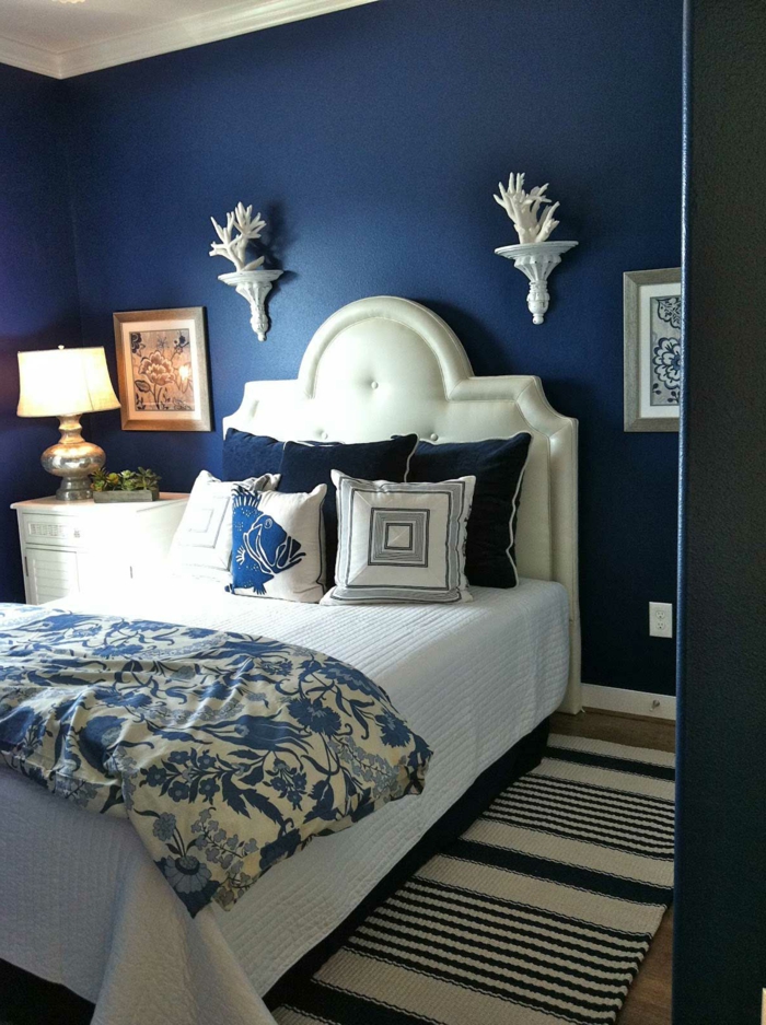 schlafzimmer blau dunkelblaue wände eleganter streifenteppich