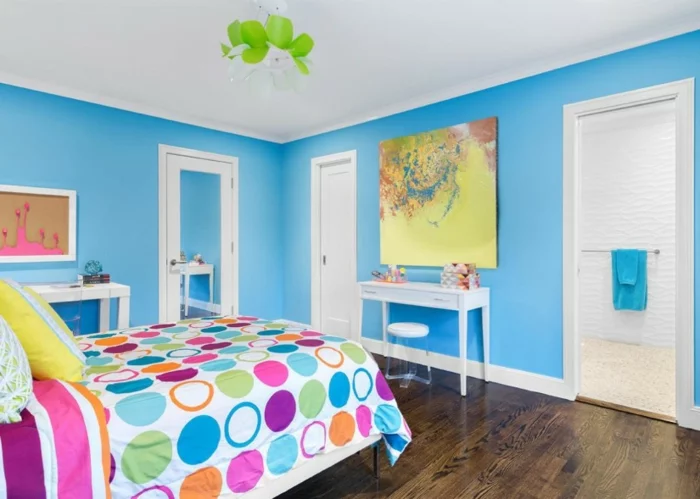 schlafzimmer blau farbige bettwäsche hellblaue wände holzboden
