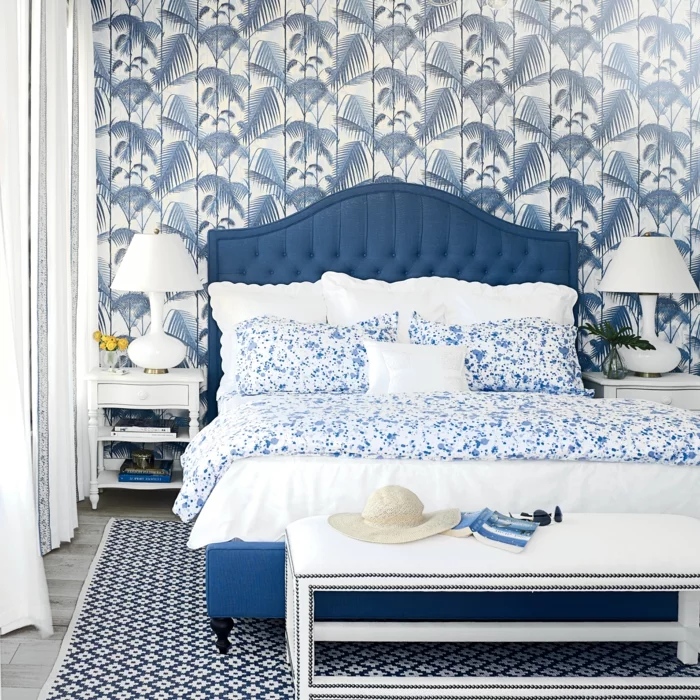 schlafzimmer blau frische muster weiße gardinen