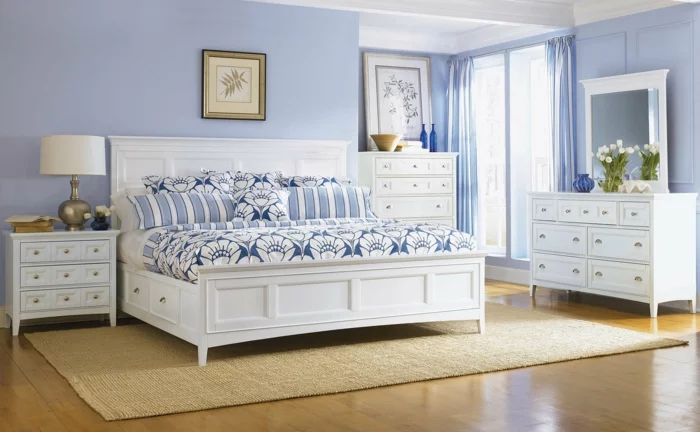 schlafzimmer blau hellblaue wände beiger teppich weiße möbel