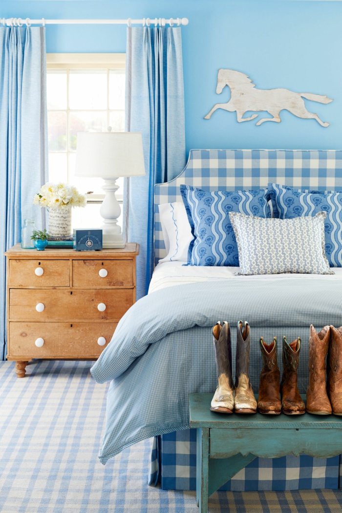 schlafzimmer blau karierte muster rustikale schlafzimmerbank dekokissen