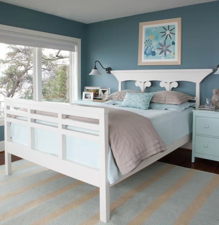 schlafzimmer blau weißes bett streifenteppich blaunuancen