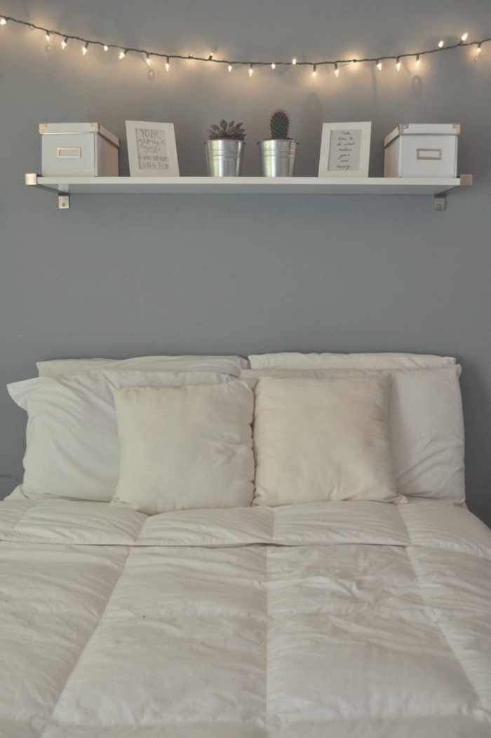 schlafzimmer grau graue wände wandregal lichterkette