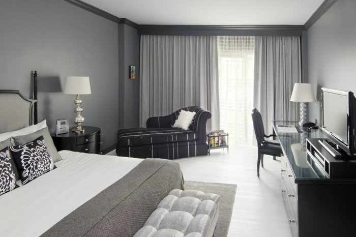 schlafzimmer grau graue wände weißer bodenbelag stilvolle gardinen