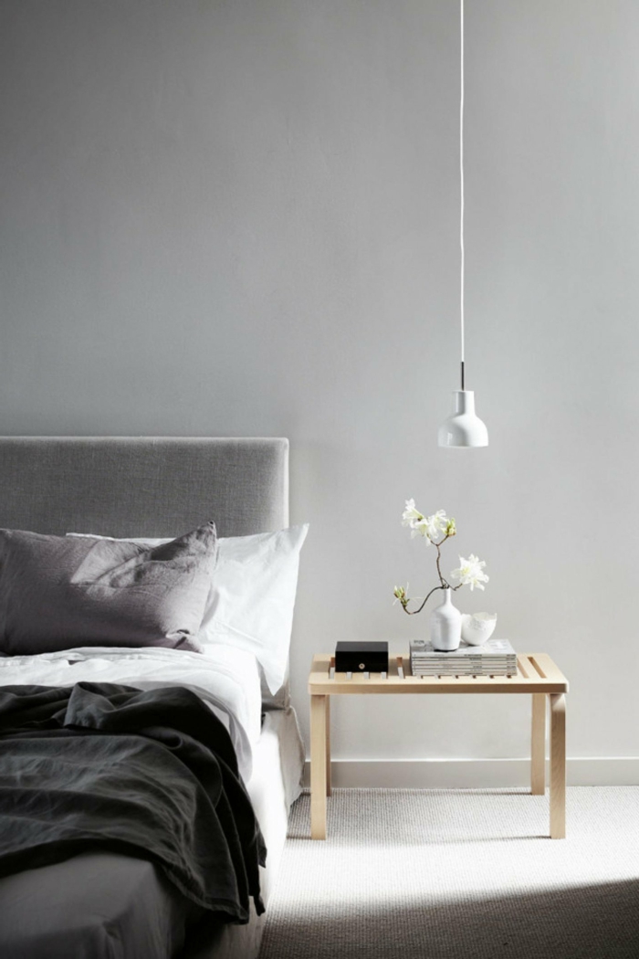 schlafzimmer grau helle wände minimalistisches interieur blumen