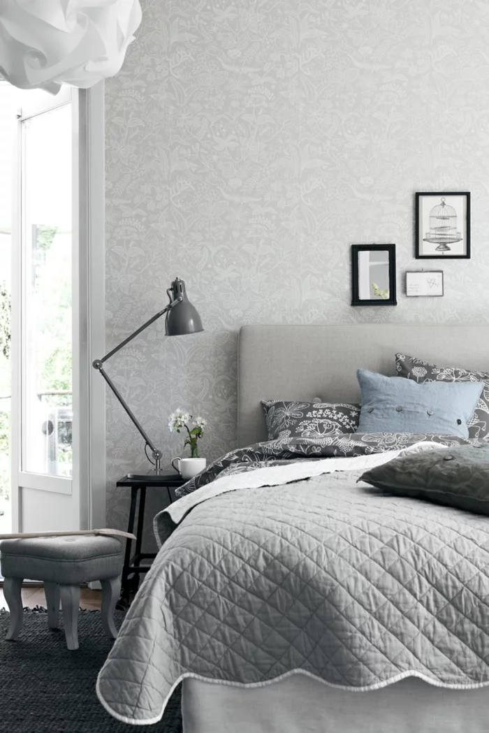 schlafzimmer grau helles bettkopfteil dunkler teppich graunuancen