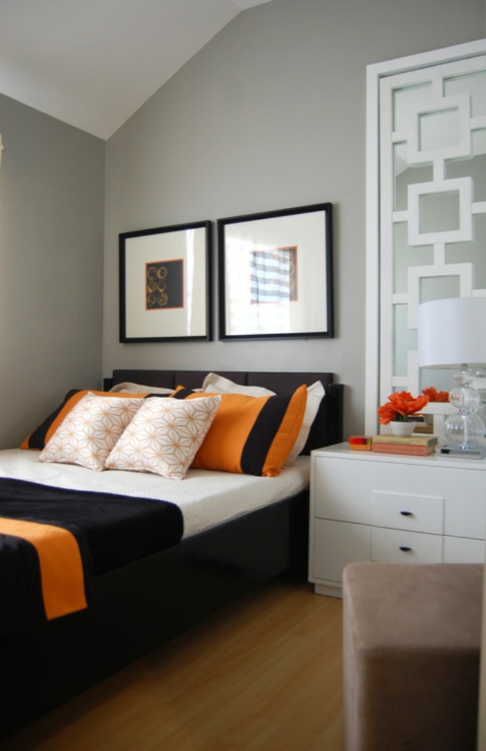 schlafzimmer grau hellgraue wände orange dekokissen schwarzes bett