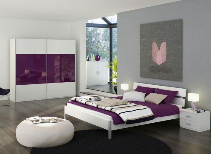 schlafzimmer grau hellgraues akzentwand dunkler runder teppich lila akzente