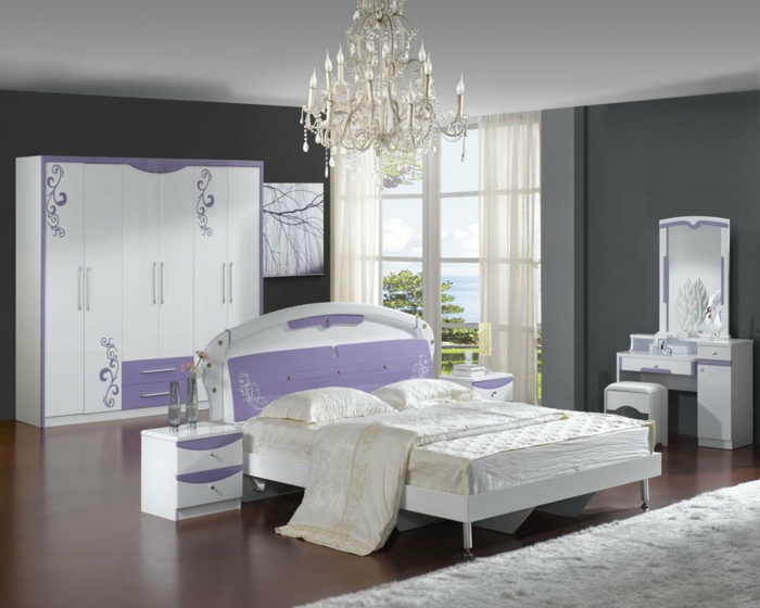 schlafzimmer grau lila akzente weißer teppich