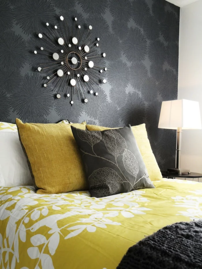 schlafzimmer grau wandtapete gelbe akzente wanddeko florale muster