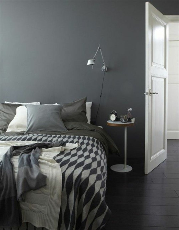 schlafzimmer grau wände bettwäsche muster weiße lampe