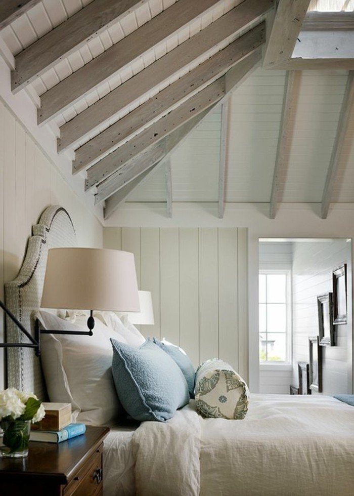 schlafzimmer landhausstil dachschräge helles ambiente elegantes bettkopfteil