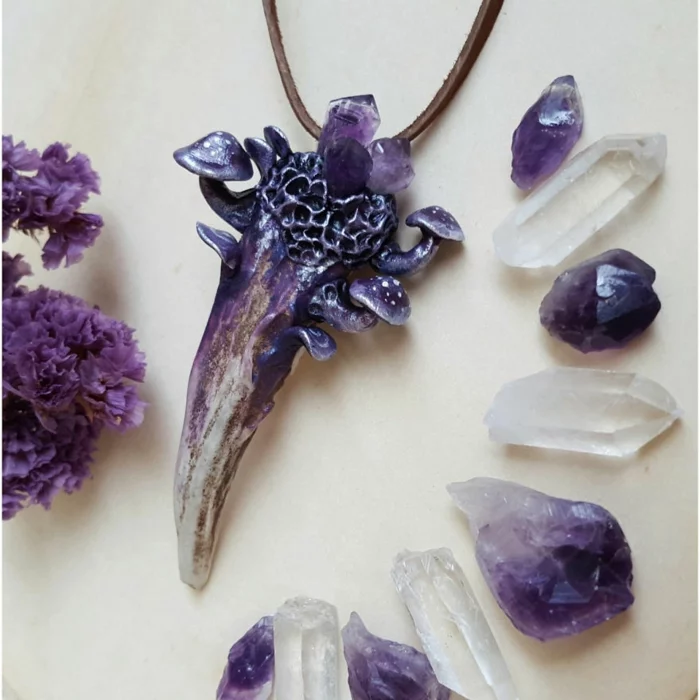 schmuck online kaufen etsy kettenanhänger lila horn kristalle pilze magische schmuckstücke handgemacht
