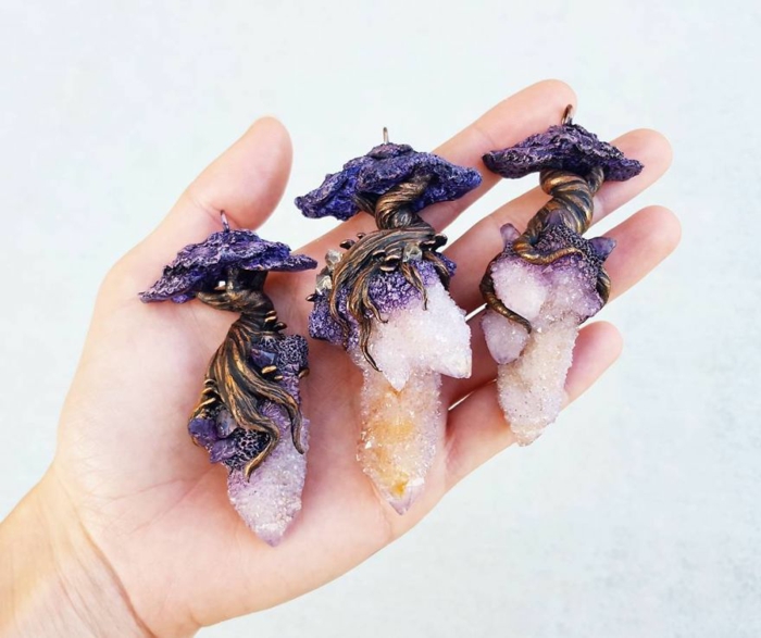 schmuck online kaufen kettenanhänger lila kristalle bäume magische schmuckstücke