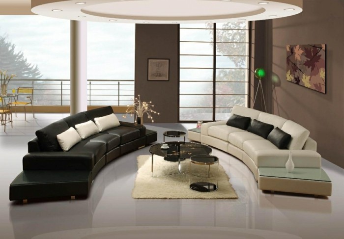 schönes wohnzimmer beiger teppich heller bodenbelag farbkontraste ausgefallene zimmerdecke