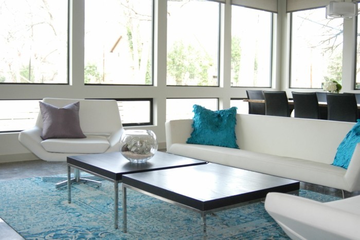 schönes wohnzimmer blauer teppich weißes ambiente