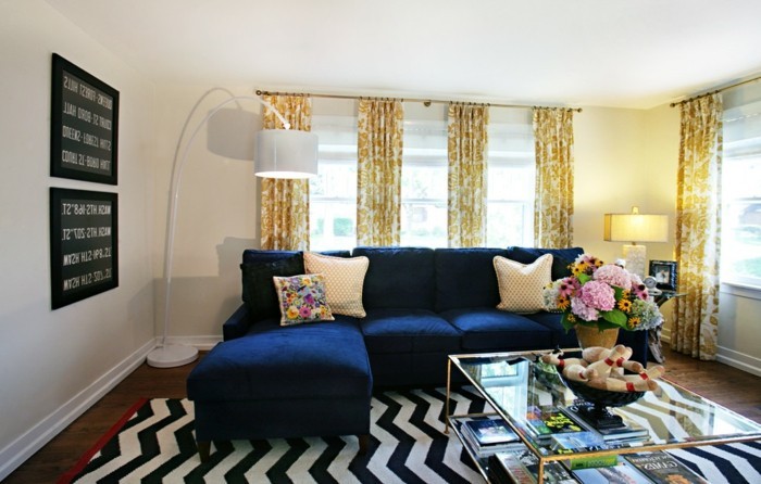 schönes wohnzimmer blaues sofa zig zag muster teppich retro look