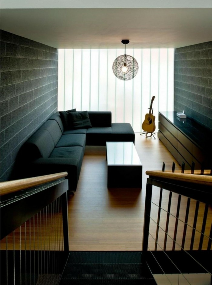schönes wohnzimmer dunkles sofa minimalistische einrichtung