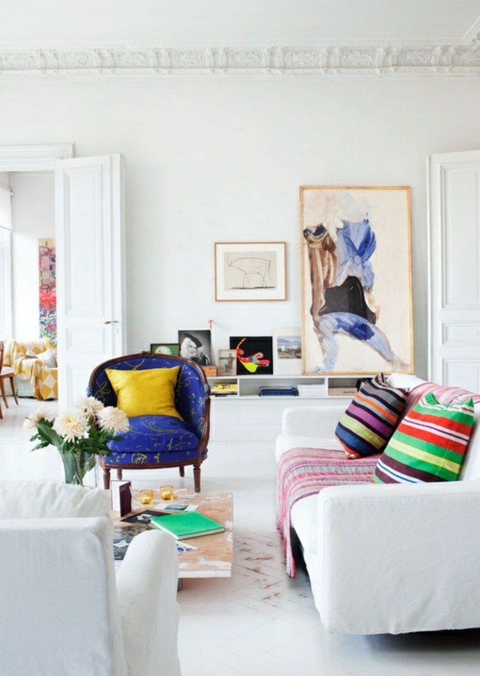 schönes wohnzimmer einrichten ideen farbige akzente weiße möbel
