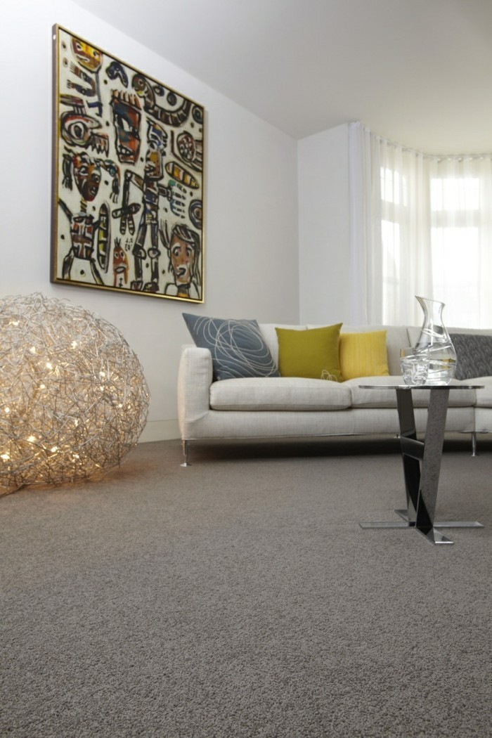 schönes wohnzimmer einrichten ideen grauer teppichboden dekokissen