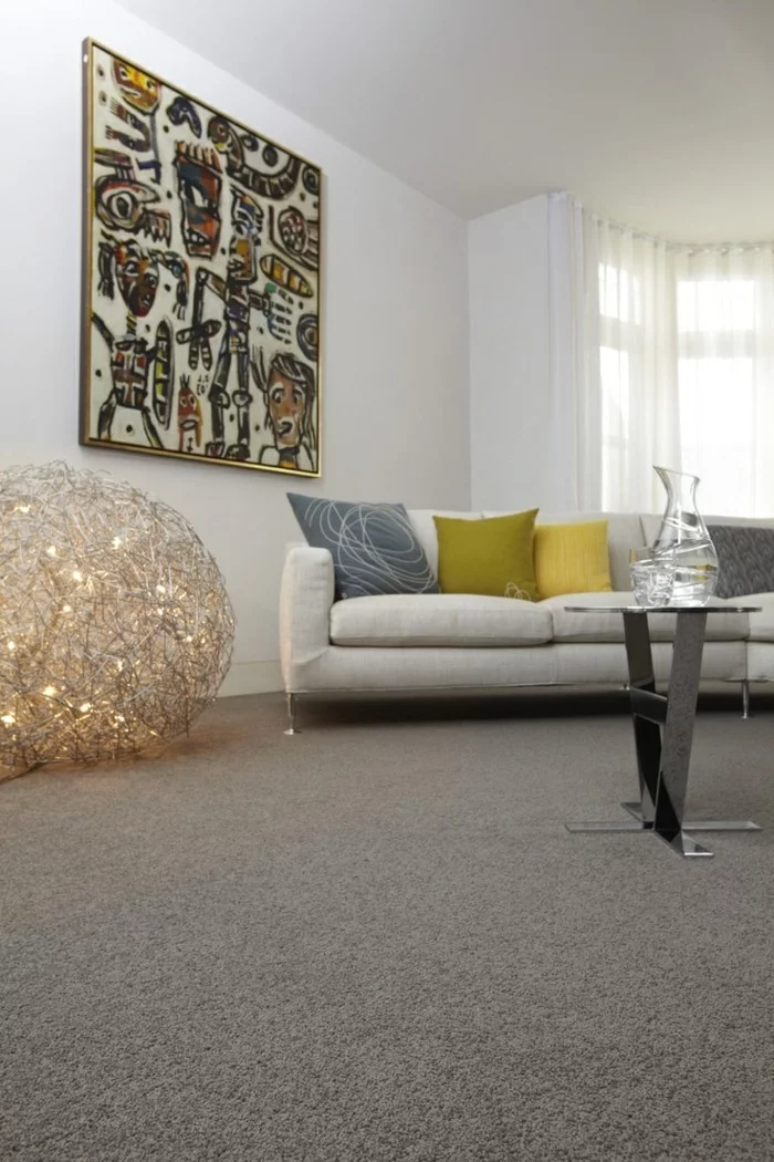 schönes wohnzimmer einrichten ideen grauer teppichboden dekokissen