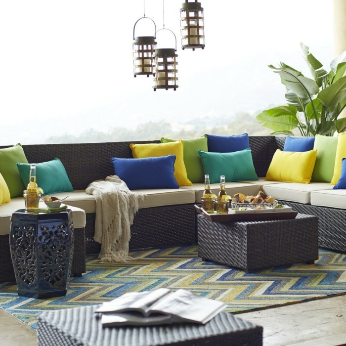schönes wohnzimmer farbige dekokissen schickes sofa beistelltische