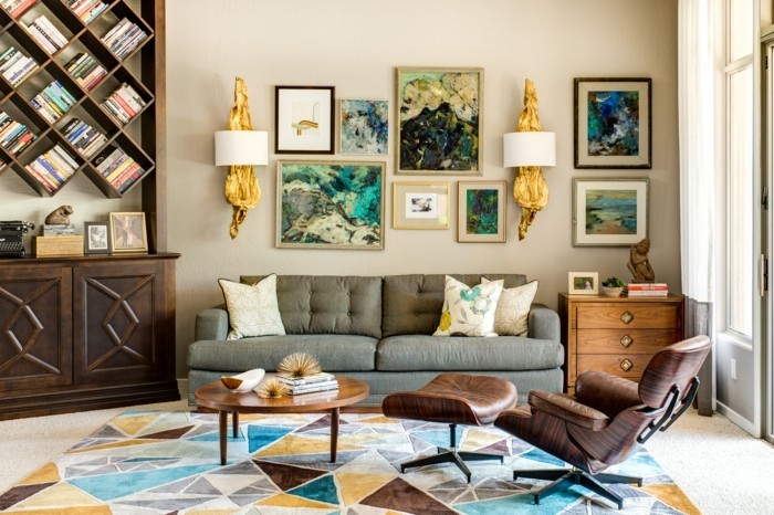 schönes wohnzimmer farbiger teppich bücherregale relaxsessel