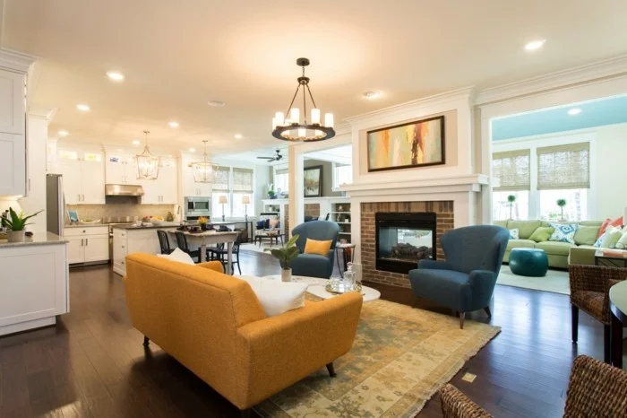 schönes wohnzimmer gelbes sofa heller teppich einbauleuchten