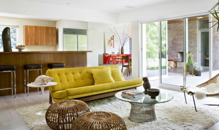 schönes wohnzimmer gelbes sofa weißer teppich hocker