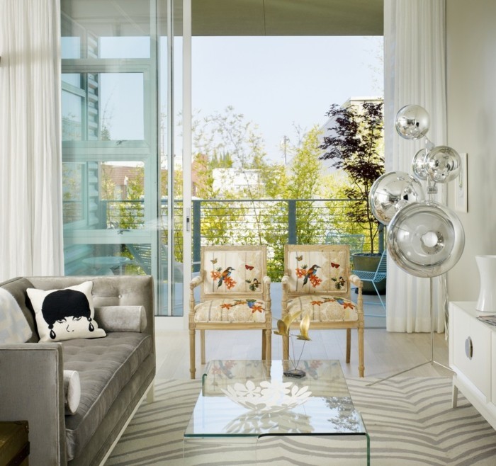 schönes wohnzimmer glastisch schöne stoffmuster schickes sofa