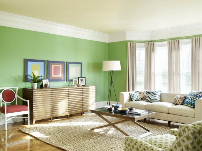 schönes wohnzimmer grüne wände sisalteppich frisch