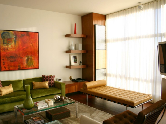 schönes wohnzimmer grünes sofa farbige wanddeko beiger teppich helle wände