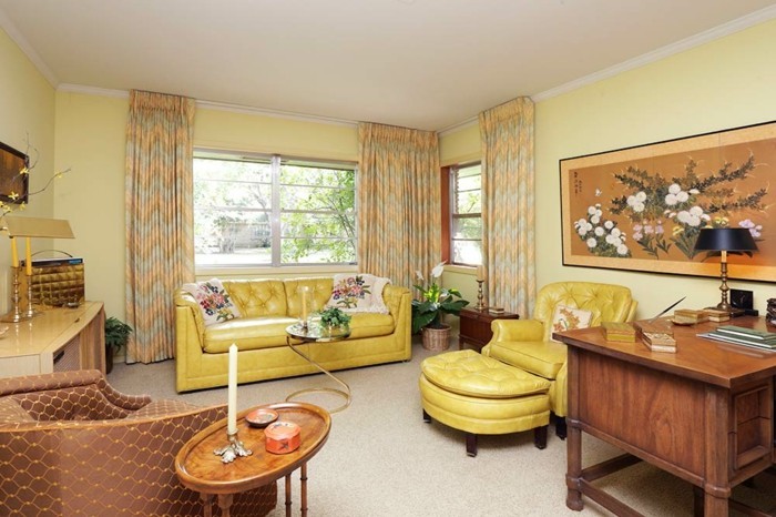 schönes wohnzimmer retro interieur gelbe möbel hellgelbe wände