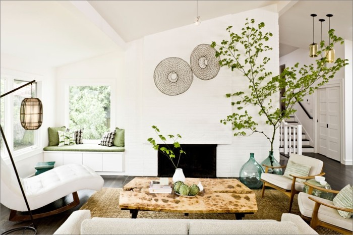 schönes wohnzimmer sisalteppich pflanzen weiße möbel kamin