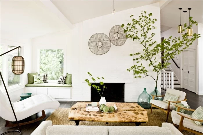schönes wohnzimmer sisalteppich pflanzen weiße möbel kamin