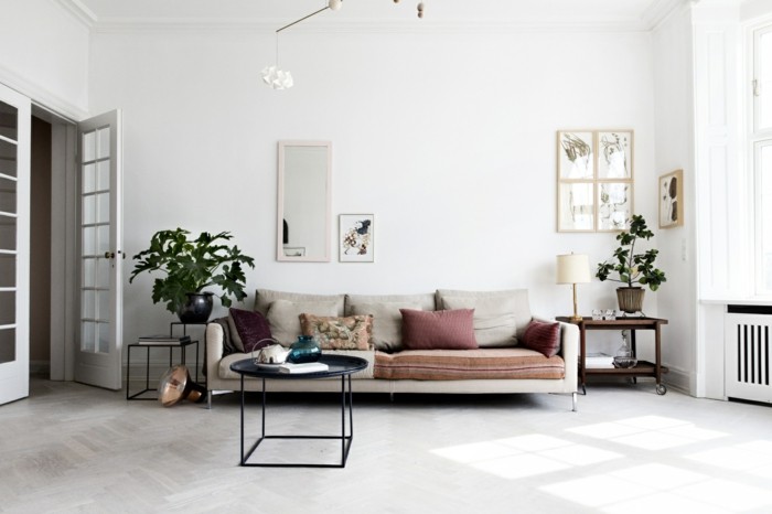schönes wohnzimmer skandinavisch pflanzen weiße wände