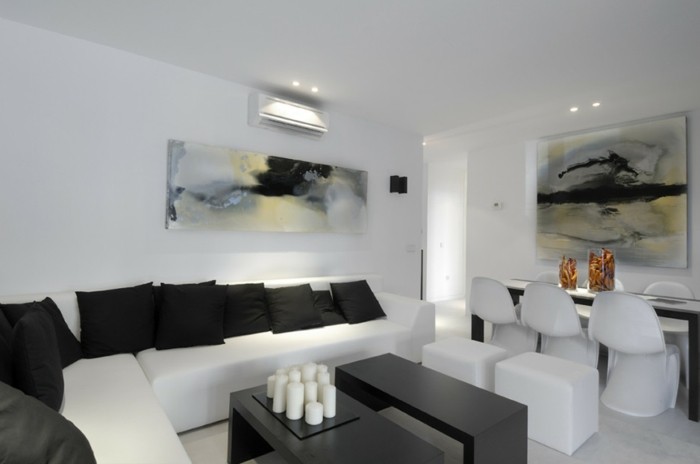 schönes wohnzimmer weiß schwarz farbkontrast kerzen