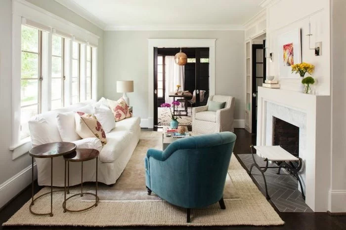 schönes wohnzimmer weißes sofa sisalteppich kamin