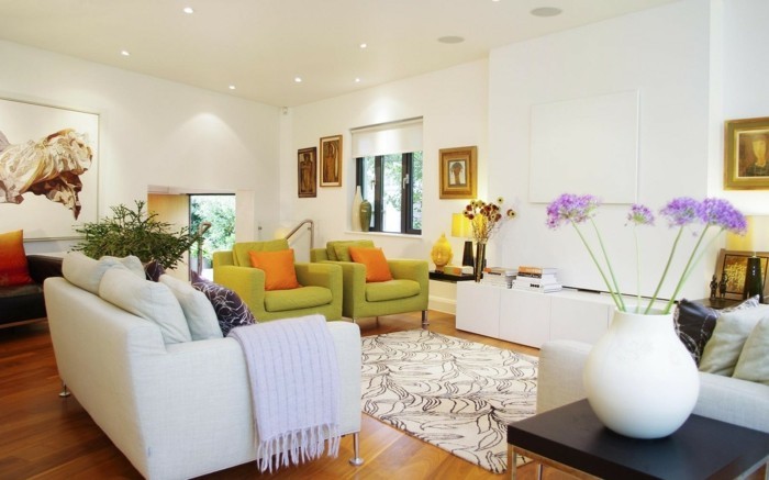 schönes wohnzimmer weißes sofa stilvoller teppich grüne sessel