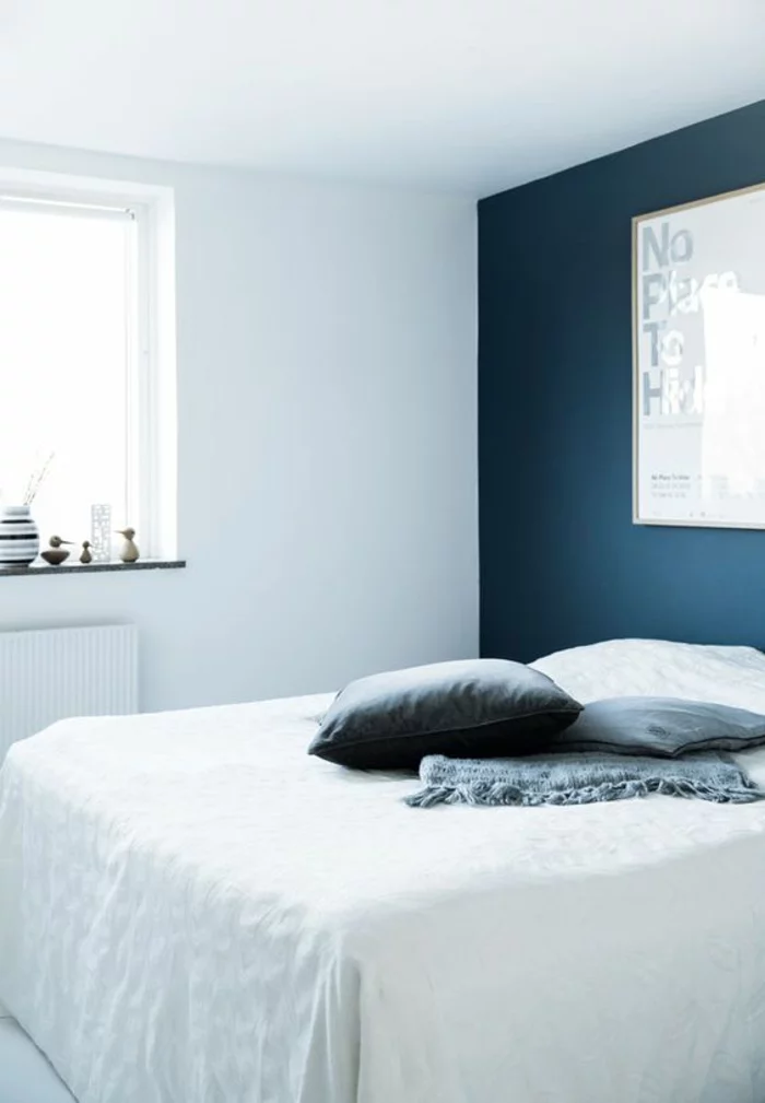 wohnideen schlafzimmer blaue akzentwand weiße wände