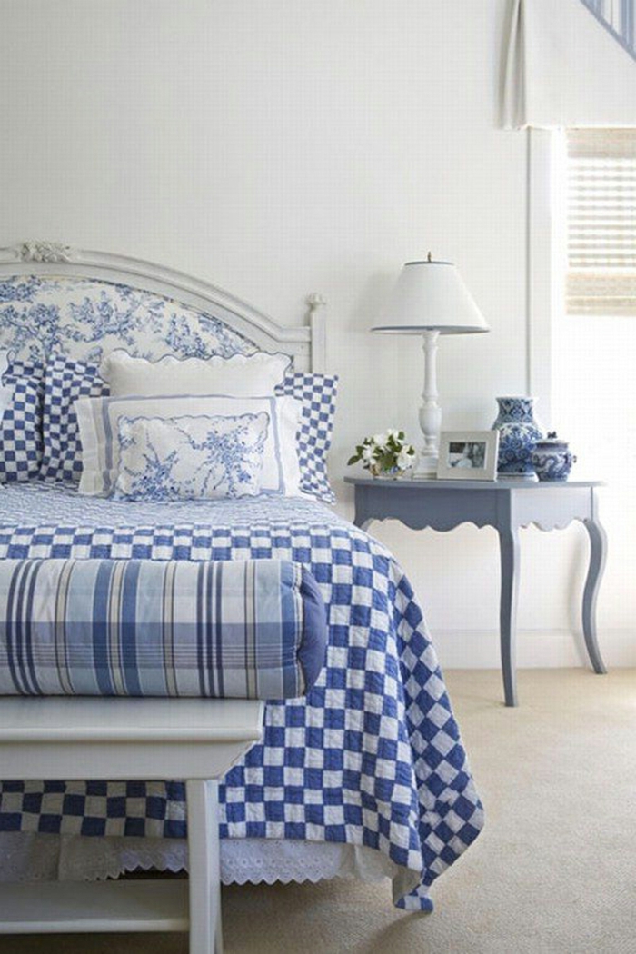 wohnideen schlafzimmer blaue bettwäsche weiße wände heller teppichboden