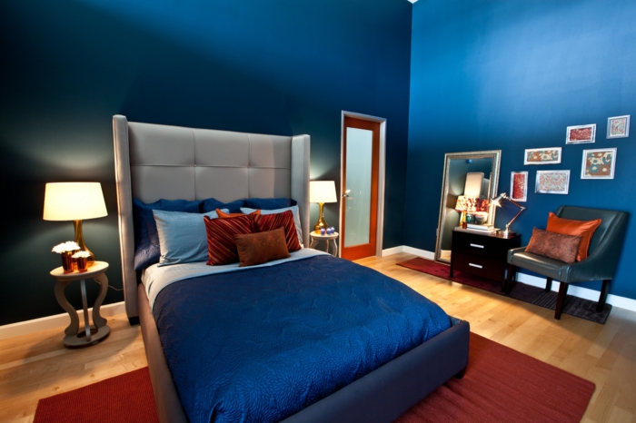 wohnideen schlafzimmer blaue wandfarbe roter teppich graues bett