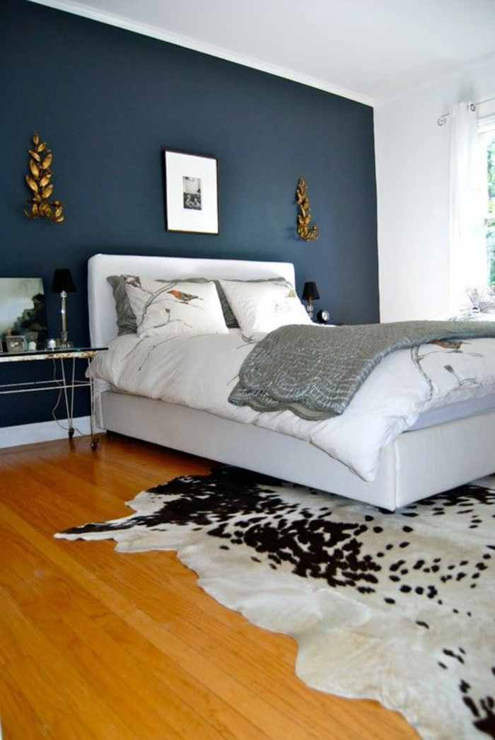 schlafzimmer blaue wände bett dormitorio weißes wohnideen decoración wanddeko garantieren schlaf erholung schlafbereiche fellteppich