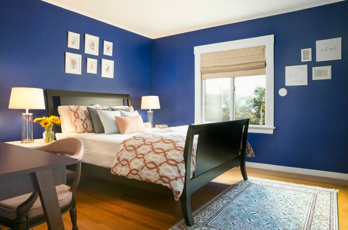 wohnideen schlafzimmer blaue wände orange akzente stilvoller teppich