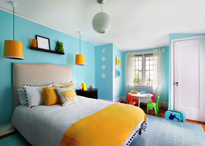 wohnideen schlafzimmer blaue wände teppich gelbe akzente