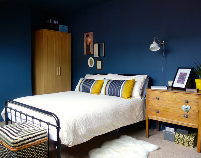 wohnideen schlafzimmer blaue wände teppich holzmöbel
