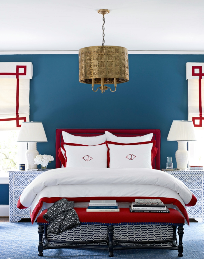 wohnideen schlafzimmer blaue wände teppich rote akzente