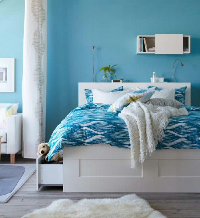 wohnideen schlafzimmer blaue wände weiße möbel fellteppich