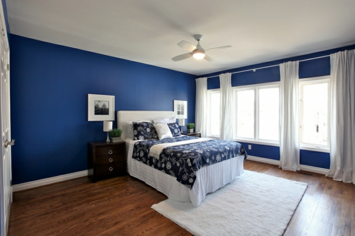 wohnideen schlafzimmer blaue wände weißer teppich weiße gardinen