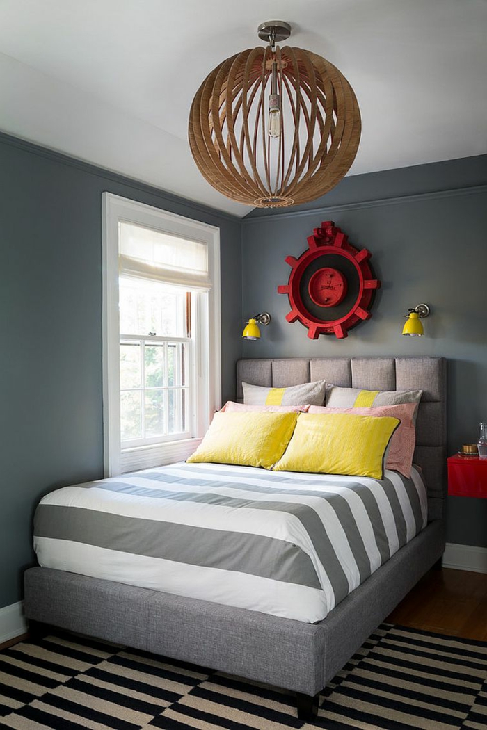 wohnideen schlafzimmer farbige akzente graue wände streifenteppich kleiner raum